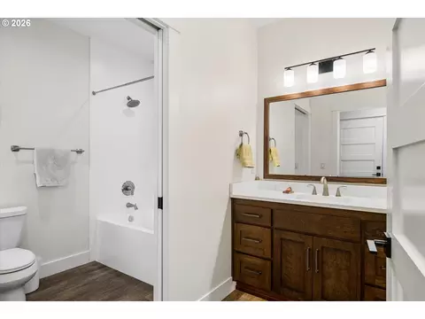 Bath - 1179 Hyde Park Pl, Eugene, OR 97401 photo 3 of 4