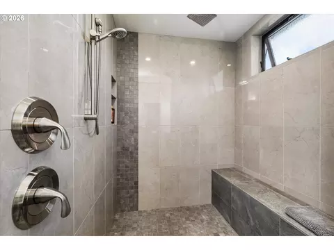 Bath - 1179 Hyde Park Pl, Eugene, OR 97401 photo 2 of 4
