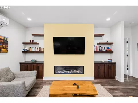 Living - 1179 Hyde Park Pl, Eugene, OR 97401 photo 2 of 4