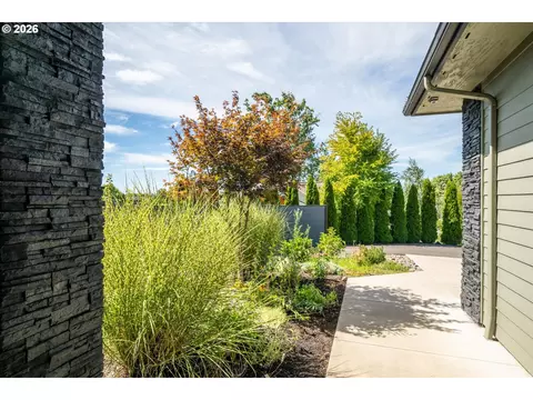 Exterior - 1179 Hyde Park Pl, Eugene, OR 97401 photo 5 of 9