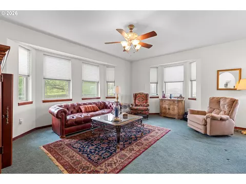 Living - 70961 Arabian Dr, Pendleton, OR 97801 photo 2 of 5