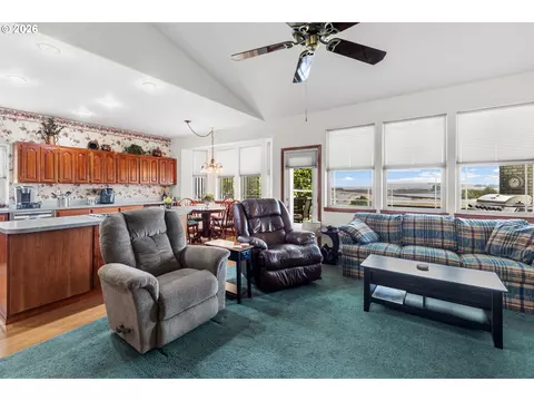 Living - 70961 Arabian Dr, Pendleton, OR 97801 photo 5 of 5