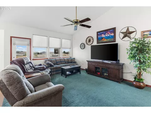 Living - 70961 Arabian Dr, Pendleton, OR 97801 photo 4 of 5