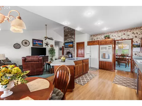 Kitchen - 70961 Arabian Dr, Pendleton, OR 97801 photo 4 of 6