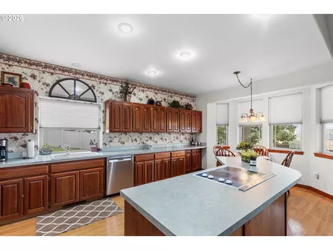 Kitchen - 70961 Arabian Dr, Pendleton, OR 97801 photo 3 of 6