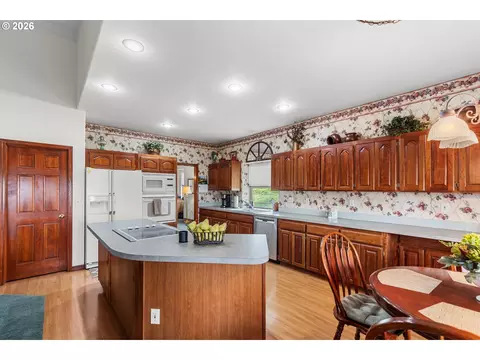 Kitchen - 70961 Arabian Dr, Pendleton, OR 97801 photo 5 of 6