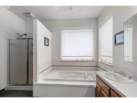 Bath - 70961 Arabian Dr, Pendleton, OR 97801 photo 2 of 3
