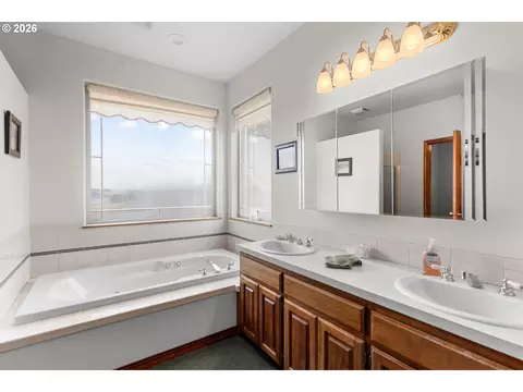 Bath - 70961 Arabian Dr, Pendleton, OR 97801 photo 1 of 3