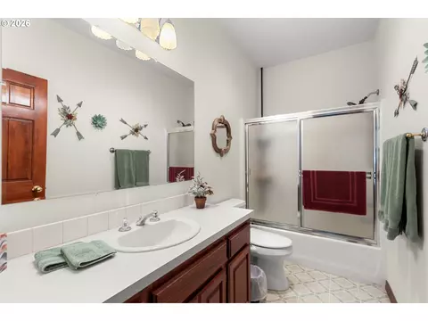 Bath - 70961 Arabian Dr, Pendleton, OR 97801 photo 3 of 3