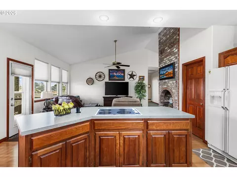 Kitchen - 70961 Arabian Dr, Pendleton, OR 97801 photo 6 of 6