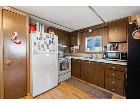 Kitchen - 3950 Coburg Rd #11, Eugene, OR 97408 photo 2 of 2