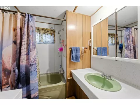 Bath - 3950 Coburg Rd #11, Eugene, OR 97408 photo 1 of 1