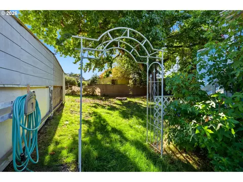 Exterior - 3950 Coburg Rd #11, Eugene, OR 97408 photo 4 of 5
