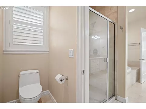 Bath - 2240 Turnberry Ct, Eugene, OR 97401 photo 4 of 7