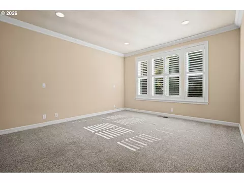 Living - 2240 Turnberry Ct, Eugene, OR 97401 photo 11 of 11