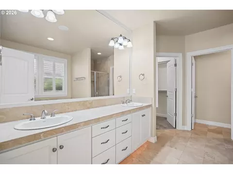Bath - 2240 Turnberry Ct, Eugene, OR 97401 photo 1 of 7