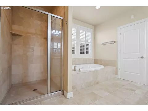 Bath - 2240 Turnberry Ct, Eugene, OR 97401 photo 2 of 7