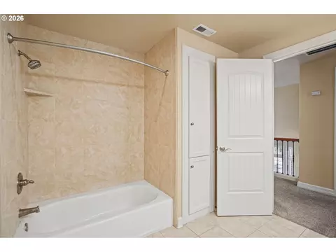 Bath - 2240 Turnberry Ct, Eugene, OR 97401 photo 6 of 7