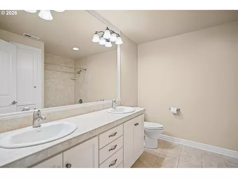 Bath - 2240 Turnberry Ct, Eugene, OR 97401 photo 5 of 7