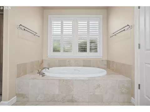 Bath - 2240 Turnberry Ct, Eugene, OR 97401 photo 3 of 7