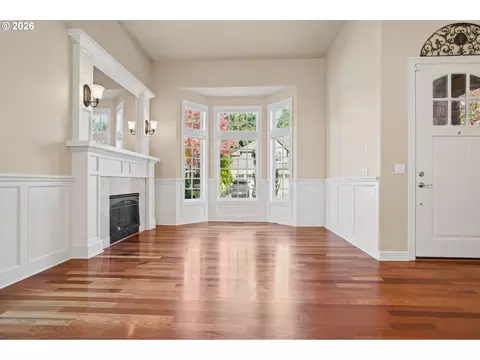 Living - 2240 Turnberry Ct, Eugene, OR 97401 photo 2 of 11