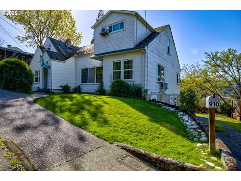 910 SE Kane St, Roseburg, OR 97470