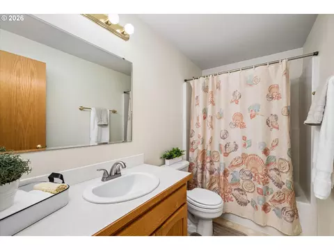 Bath - 4264 Cole Way, Springfield, OR 97478 photo 2 of 2