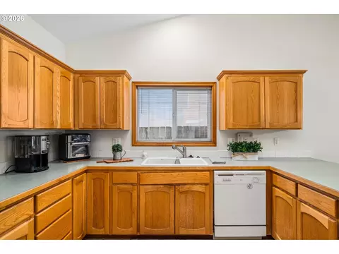 Kitchen - 4264 Cole Way, Springfield, OR 97478 photo 3 of 4