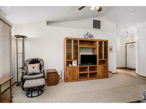 Living - 4264 Cole Way, Springfield, OR 97478 photo 2 of 4