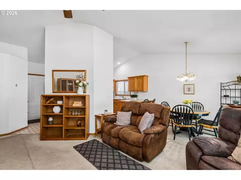 Living - 4264 Cole Way, Springfield, OR 97478 photo 3 of 4