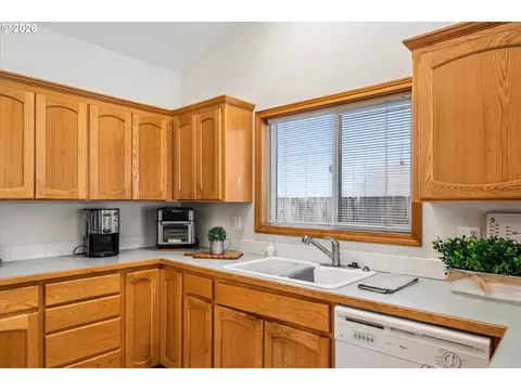 Kitchen - 4264 Cole Way, Springfield, OR 97478 photo 2 of 4