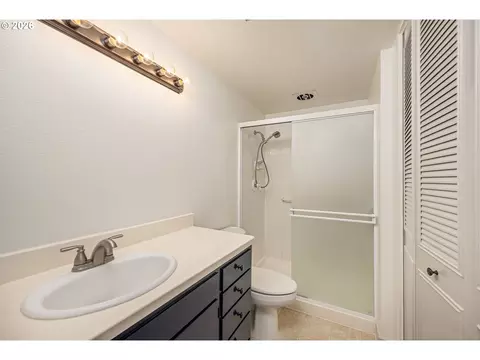 Bath - 67 Westbrook Way, Eugene, OR 97405 photo 2 of 2