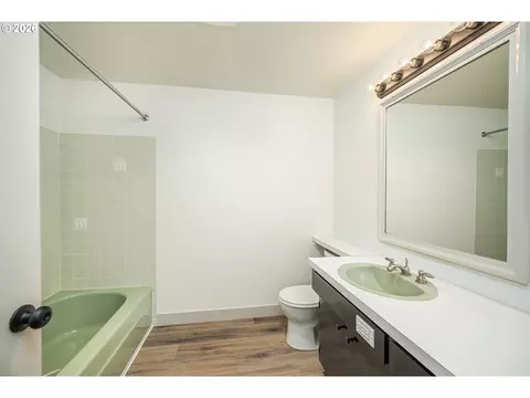 Bath - 67 Westbrook Way, Eugene, OR 97405 photo 1 of 2