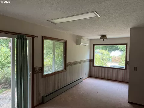Living - 931 SE 5th St, Gresham, OR 97080 photo 1 of 3