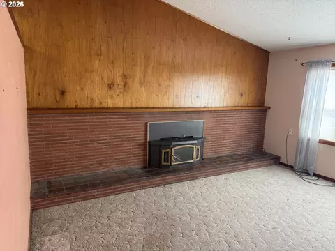 Living - 931 SE 5th St, Gresham, OR 97080 photo 2 of 3