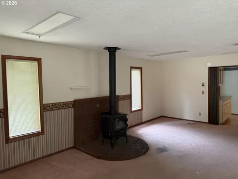 Living - 931 SE 5th St, Gresham, OR 97080 photo 3 of 3