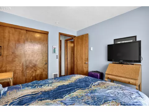 Bedroom - 1600 NW Angeline Ave, Gresham, OR 97030 photo 4 of 5
