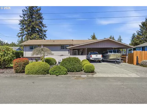 2820 Country Club Ct, Reedsport, OR 97467