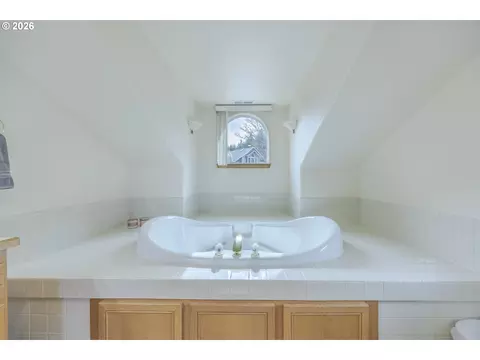 Bath - 3362 Bentley Ave, Eugene, OR 97405 photo 3 of 6