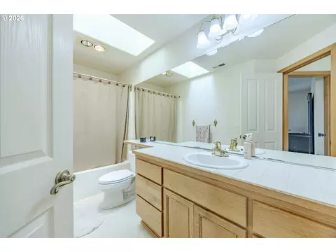 Bath - 3362 Bentley Ave, Eugene, OR 97405 photo 5 of 6