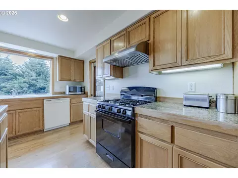 Kitchen - 3362 Bentley Ave, Eugene, OR 97405 photo 4 of 5