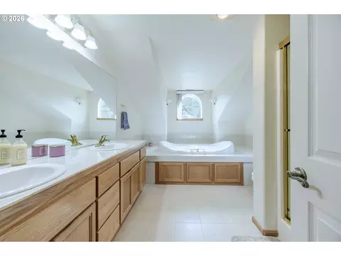 Bath - 3362 Bentley Ave, Eugene, OR 97405 photo 2 of 6