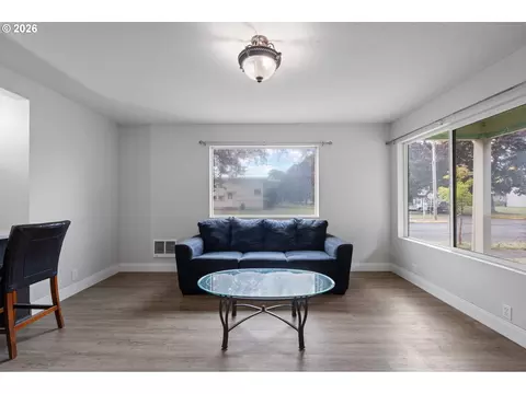 Living - 1504 8th Ave, Longview, WA 98632 photo 4 of 4