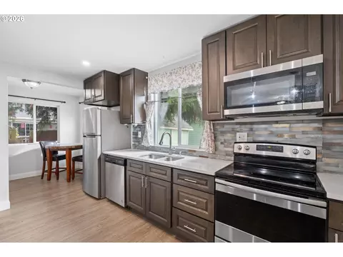 Kitchen - 1504 8th Ave, Longview, WA 98632 photo 2 of 5