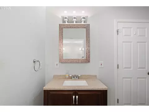 Bath - 1504 8th Ave, Longview, WA 98632 photo 2 of 6
