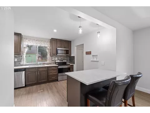 Kitchen - 1504 8th Ave, Longview, WA 98632 photo 1 of 5