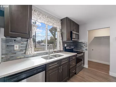 Kitchen - 1504 8th Ave, Longview, WA 98632 photo 4 of 5