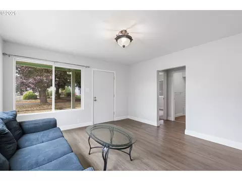 Living - 1504 8th Ave, Longview, WA 98632 photo 2 of 4