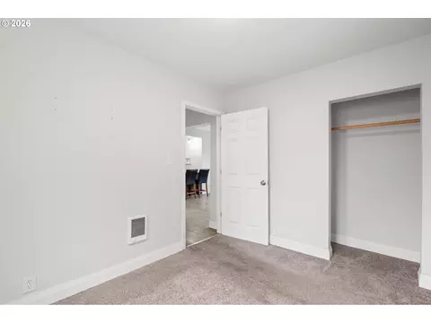 Bedroom - 1504 8th Ave, Longview, WA 98632 photo 1 of 6