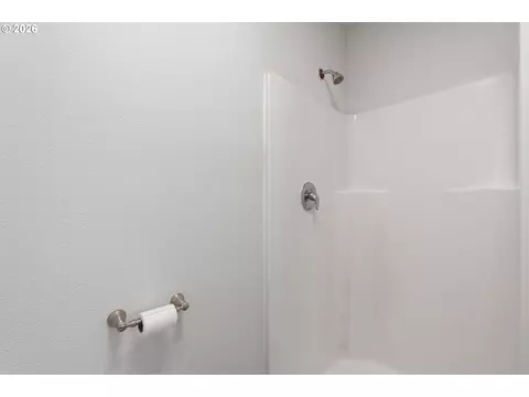 Bath - 1504 8th Ave, Longview, WA 98632 photo 6 of 6